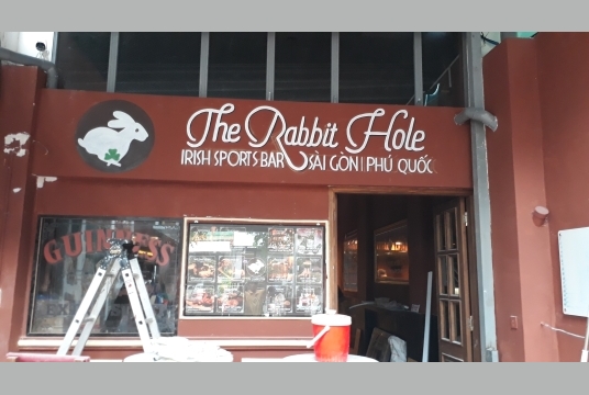 Vẽ Tranh Tường Chữ Nghệ Thuật Trang Trí Quán Bar
