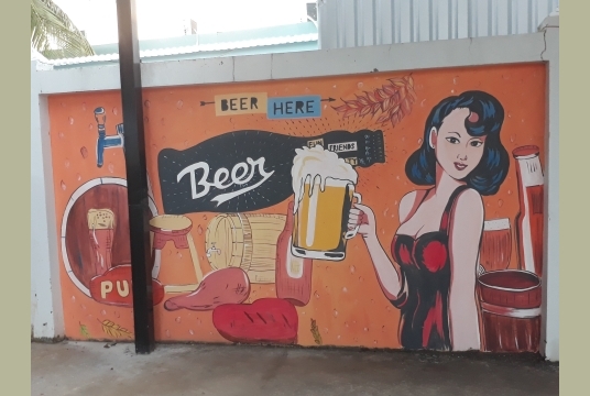 Vẽ Tranh Tường Cô Gái Cầm Ly Bia Đầy Lôi Cuốn