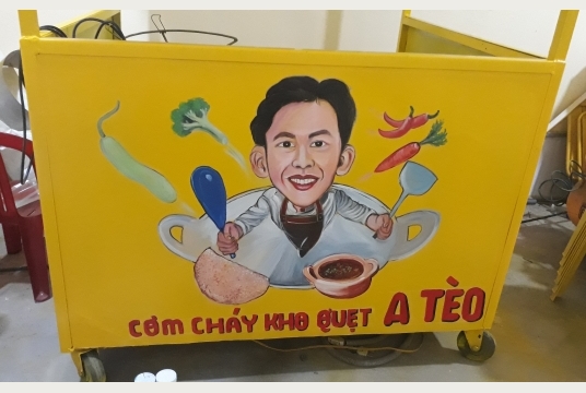 Vẽ Bảng Hiệu Cơm Cháy Kho Quẹt A Tèo