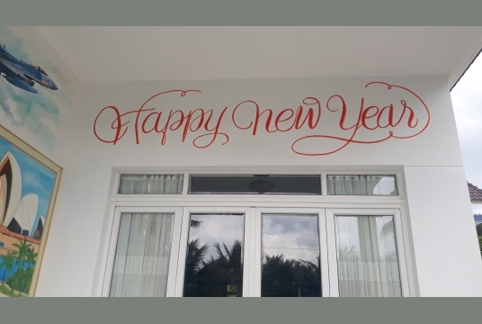 Tranh Chữ Happy New Year Bay Bướm Và Lãng Mạn