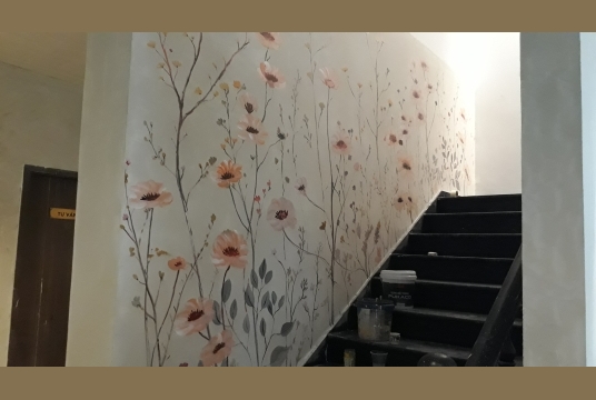 Vẽ Tranh Tường Hoa Lá Êm Dịu Trang Trí Cầu Thang Spa