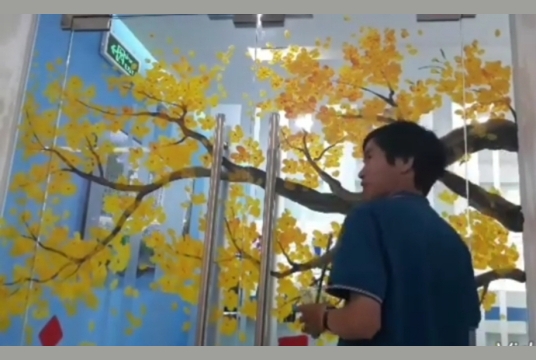 Vẽ Cành Mai Rực Rỡ Trên Kính Cao Ốc Văn Phòng