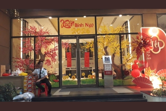 Vẽ Cành Mai Và Đào Trước Sảnh Kính Chung Cư