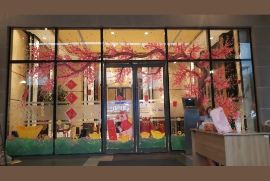 Vẽ Cành Đào Khổng Lồ Trang Trí Kính Chung Cư