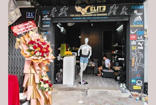 Vẽ Tranh Tuờng Trang Trí Thuơng Hiệu Văn Phòng Thể Thao